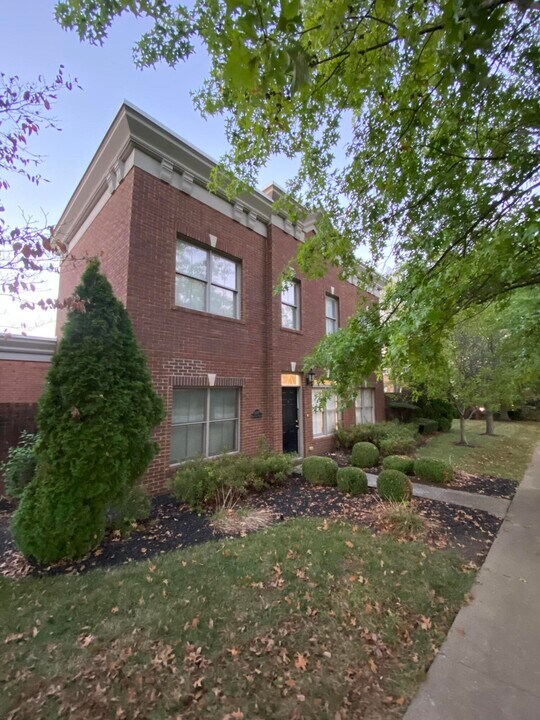 1009 Star Shoot Pkwy in Lexington, KY - Building Photo