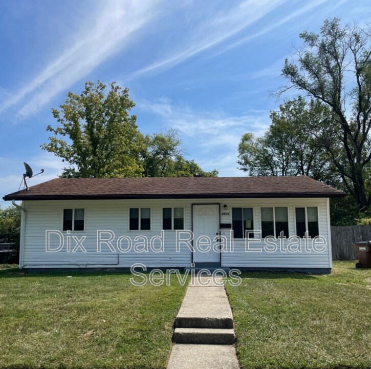 4910 Porterfield Dr in Dayton, OH - Building Photo