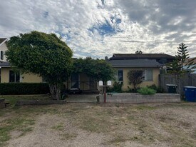 330 Ash Ave in Carpinteria, CA - Building Photo