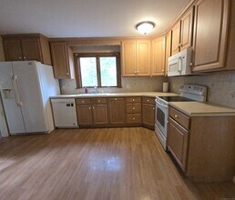 10 Nutmeg Dr in Ledyard, CT - Building Photo - Building Photo
