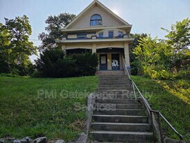 954 Hawthorne Ave in Cincinnati, OH - Building Photo