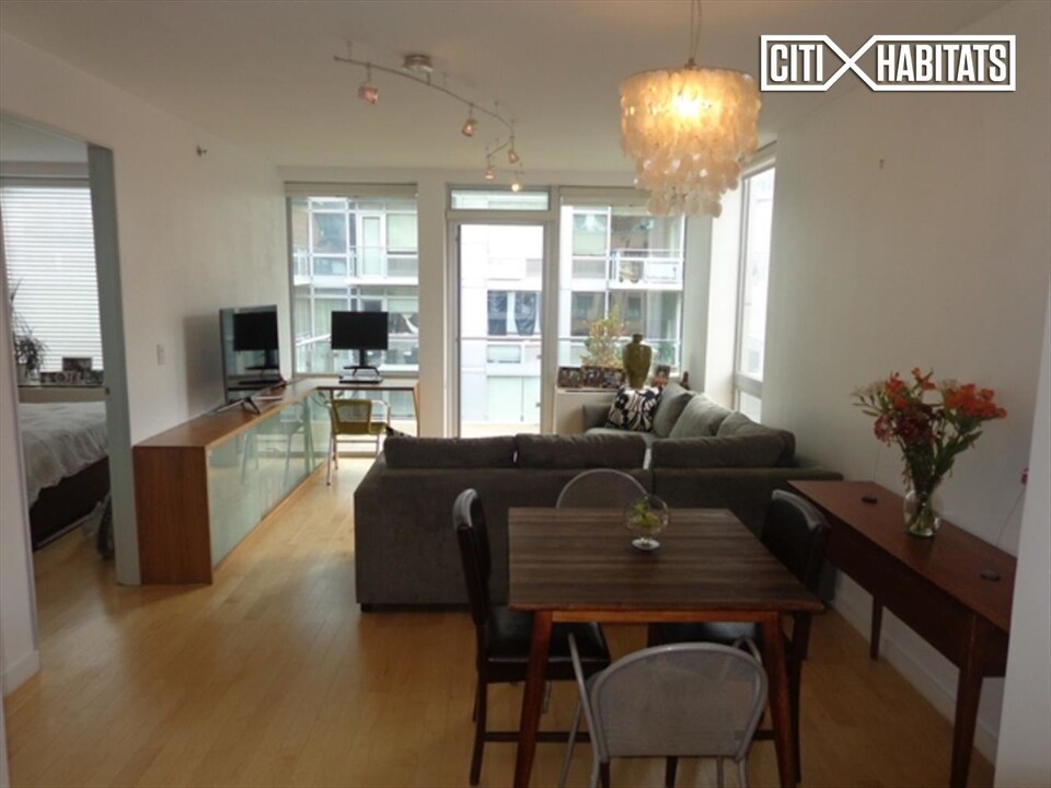 425 E 13th St-Unit -4P in New York, NY - Building Photo