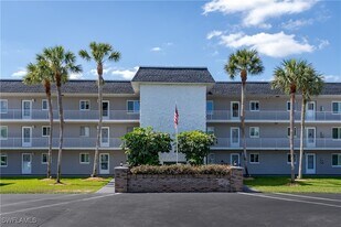 4912 Tamiami Trl E in Naples, FL - Building Photo
