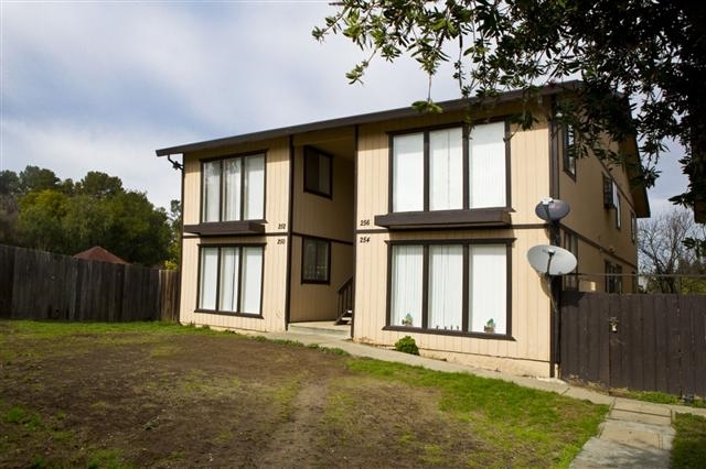 250-260 Frisbie St in Vallejo, CA - Building Photo