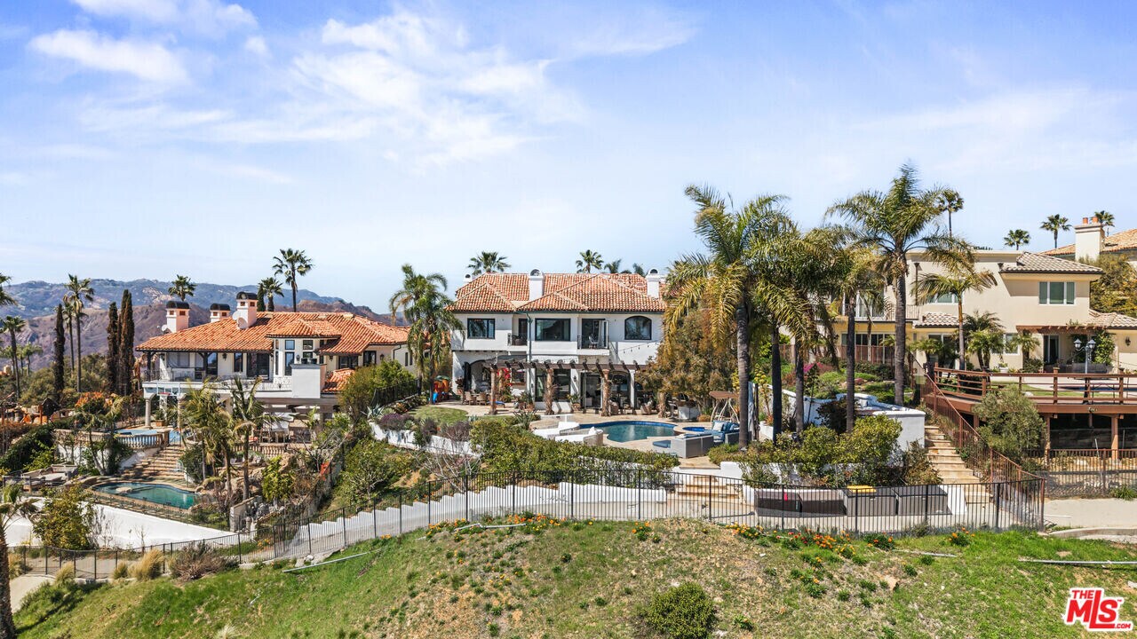 1821 Chastain Pkwy E in Los Angeles, CA - Building Photo
