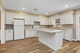 2703 Bank St in Lake Charles, LA - Building Photo - Building Photo