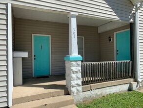 307 Pierce Ave, Unit 307 in Charleston, IL - Building Photo - Building Photo
