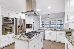 211 Garfield Dr in Henderson, NV - Building Photo