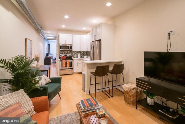 1305 Locust St in Philadelphia, PA - Building Photo - Building Photo