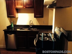 79 Pleasant St, Unit B in Brookline, MA - Foto de edificio - Building Photo