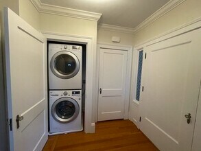 36 Lovett St, Unit 2 in Beverly, MA - Foto de edificio - Building Photo