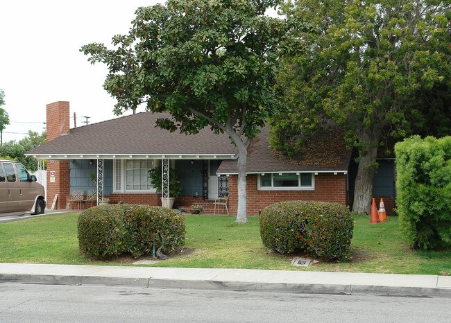 2425 Orange Ave in Costa Mesa, CA - Building Photo - Building Photo