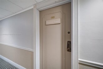 77 Crandon Blvd in Key Biscayne, FL - Building Photo - Building Photo