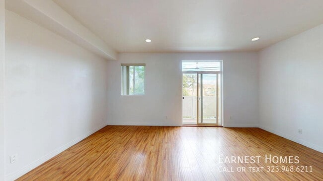 property at 11622 Oxnard St