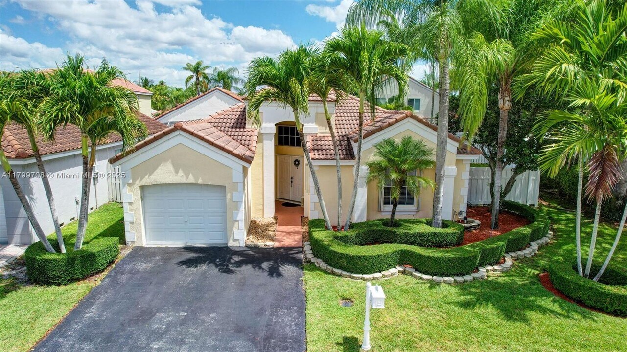 396 Bedford Ave in Weston, FL - Building Photo