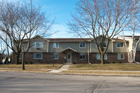 Tudor Oaks Apartments in Waukesha, WI - Foto de edificio - Building Photo