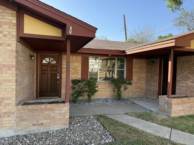 20 Fenwick Dr in Laredo, TX - Foto de edificio - Building Photo