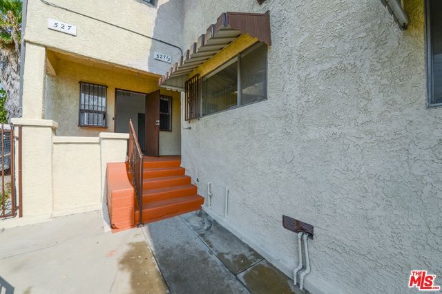 527 N Cummings St in Los Angeles, CA - Foto de edificio - Building Photo