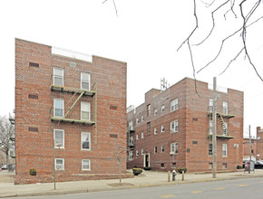 13301 Booth Memorial Ave in Flushing, NY - Building Photo - Building Photo