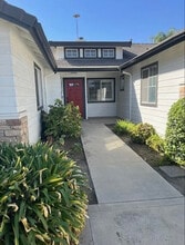 5444 W Sunnyside Ct in Visalia, CA - Building Photo - Building Photo