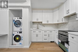 19 Candis Dr in Toronto, ON - Building Photo - Building Photo