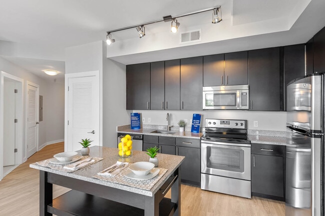 The Bradley Braddock Road Station Apartments in Alexandria, VA - Foto de edificio - Building Photo