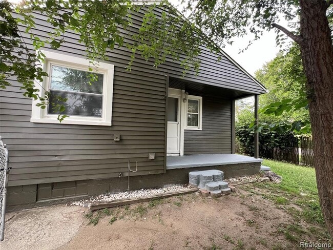 2504 Bannister St in Westland, MI - Building Photo - Building Photo