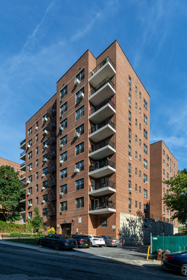 2550 Independence Ave in Bronx, NY - Foto de edificio - Building Photo