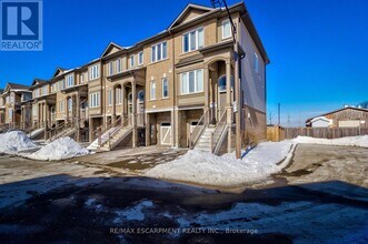 82 Bloom Cres in Hamilton, ON - Building Photo - Building Photo