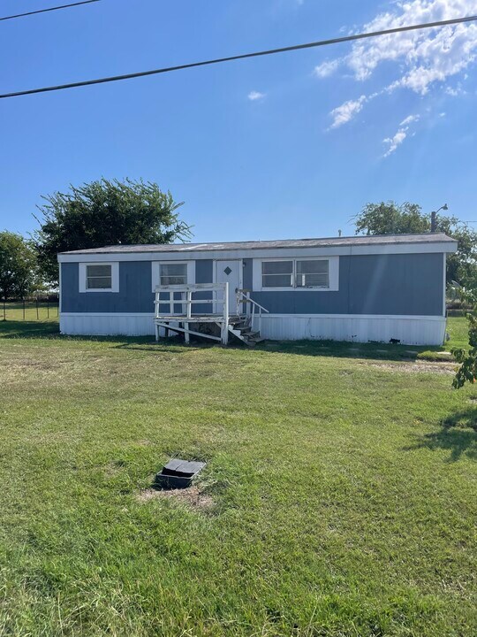 7100 Karen Ln in Joshua, TX - Building Photo