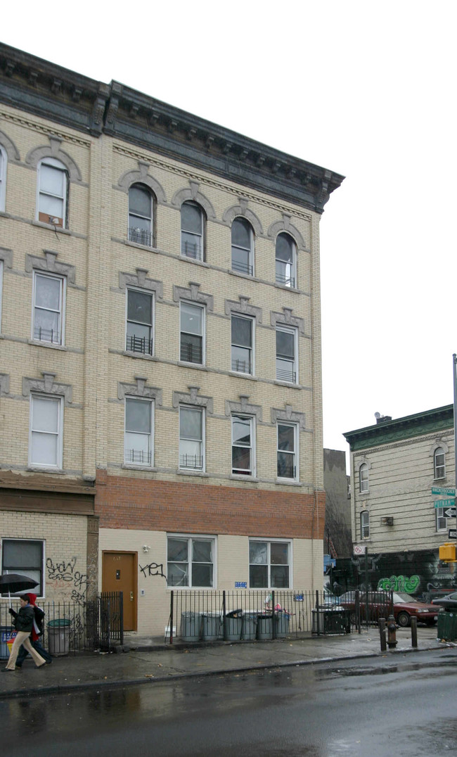 657 Knickerbocker Ave in Brooklyn, NY - Building Photo - Building Photo