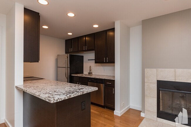 163 W Division St in Chicago, IL - Building Photo - Building Photo