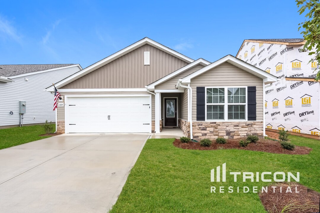 1225 Crested Iris St in Moore, SC - Building Photo