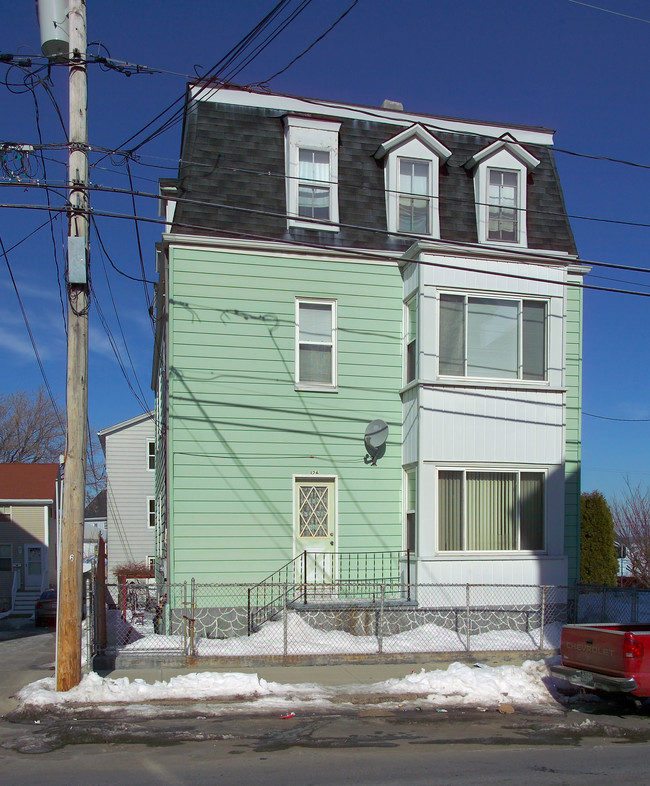 126-128 Tecumseh St in Fall River, MA - Foto de edificio - Building Photo