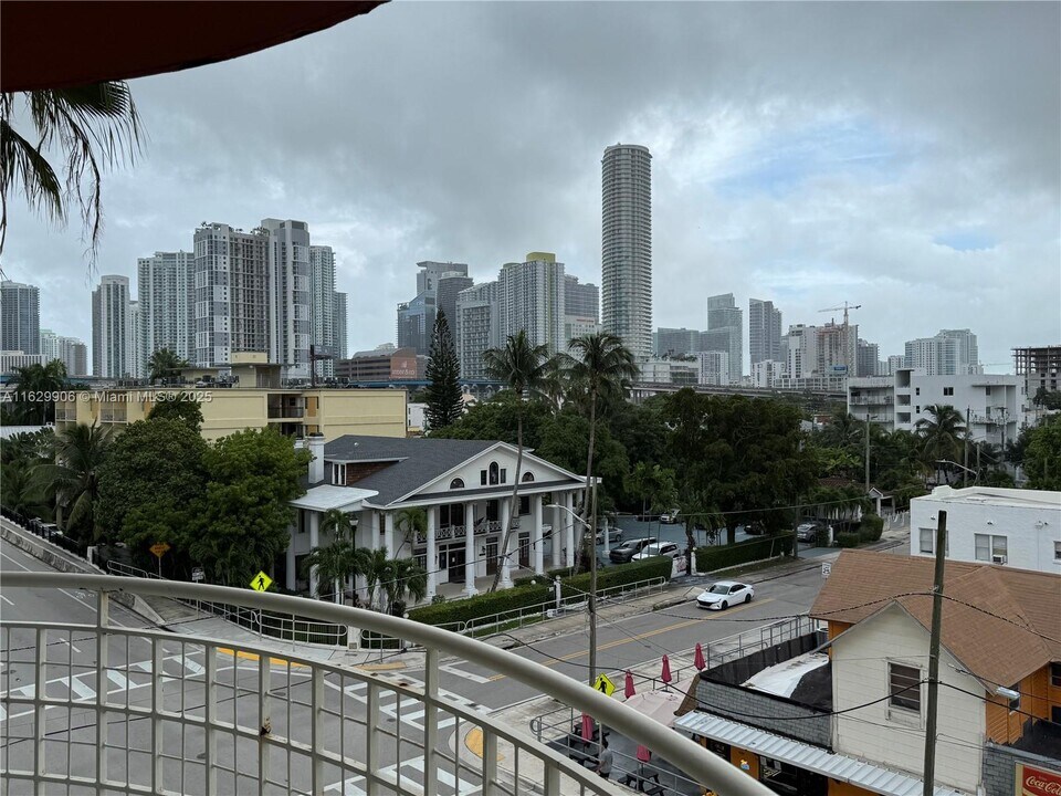501 SW 1st St in Miami, FL - Building Photo