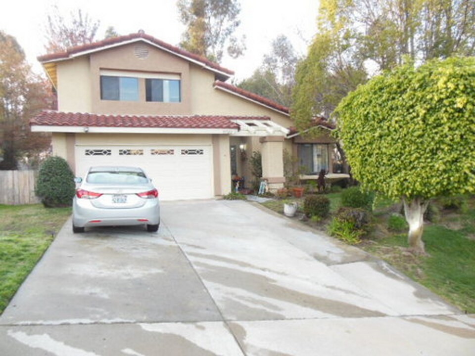 13322 Sparren Ave in San Diego, CA - Foto de edificio