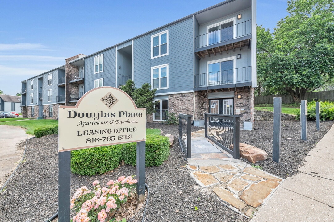 Douglas Place in Grandview, MO - Building Photo