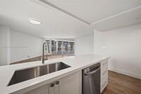 555 NE 34th St, Unit 1610 in Miami, FL - Building Photo - Building Photo