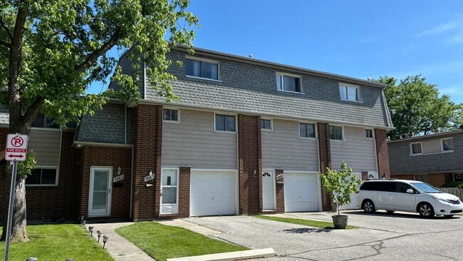 3+1 Beds 2 Baths Townhouse in Windsor, ON - Building Photo - Building Photo