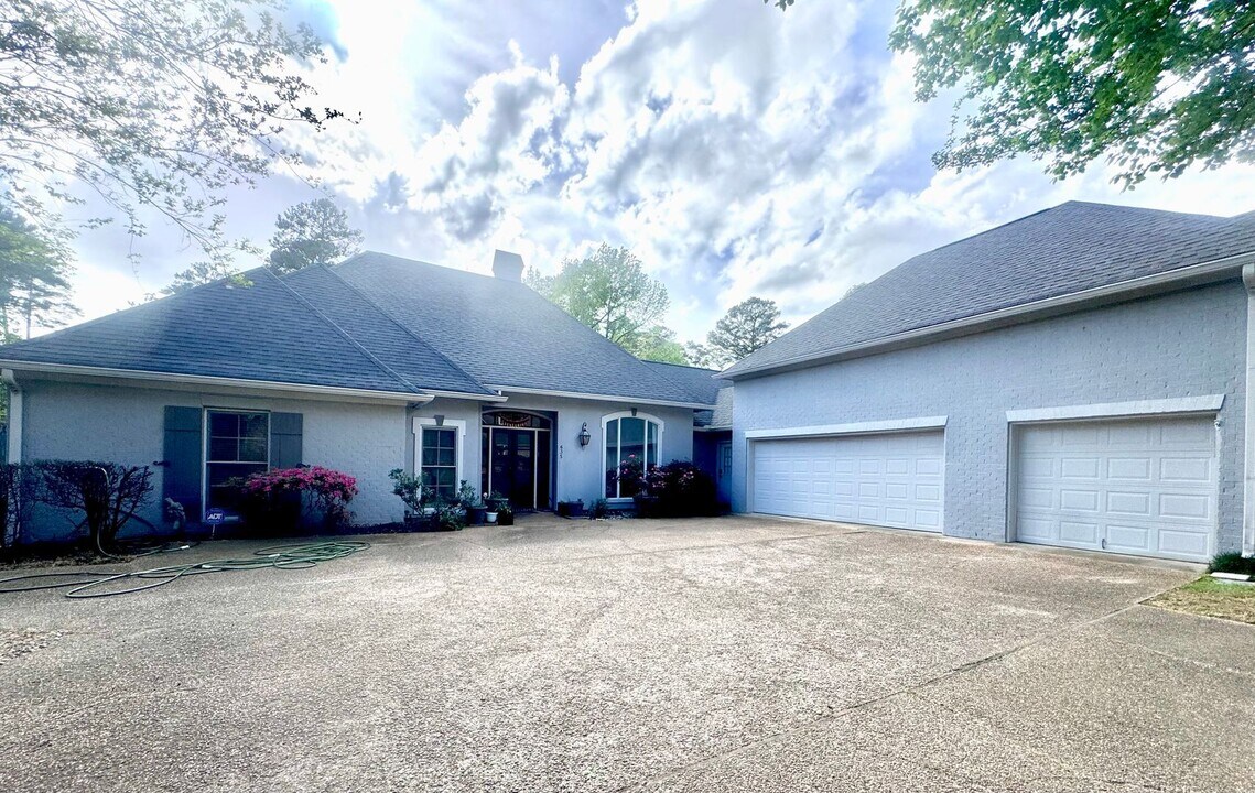 635 Wendover Way in Ridgeland, MS - Building Photo