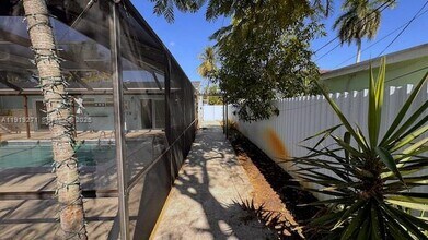 6980 Scott St in Hollywood, FL - Foto de edificio - Building Photo