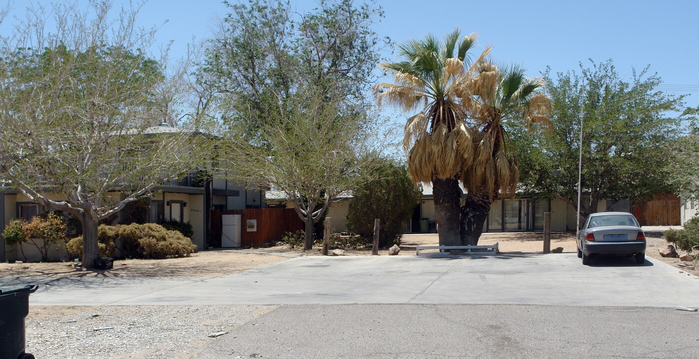 20381 Broken Bow Rd in Apple Valley, CA - Building Photo