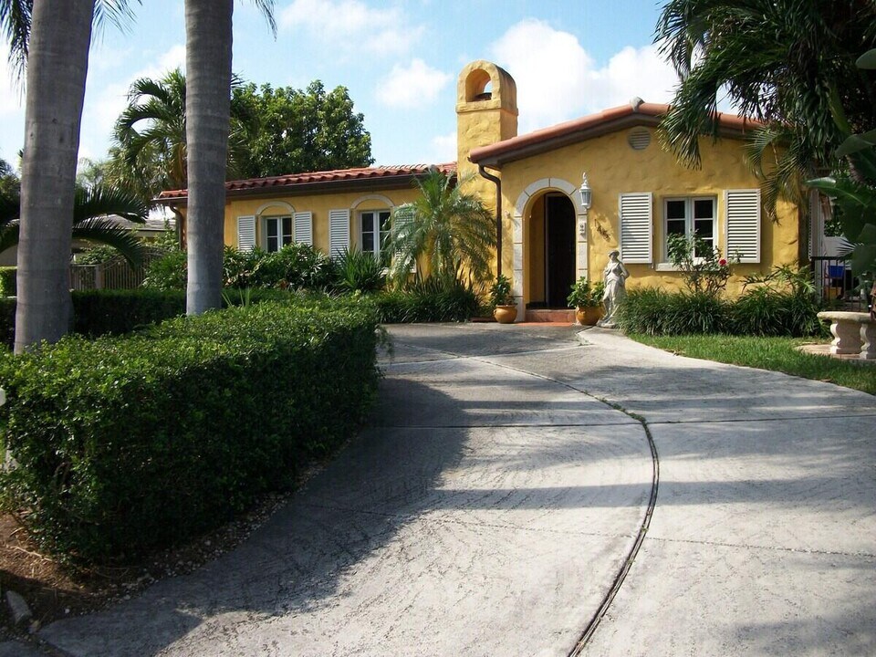 145 NE Spanish Ct in Boca Raton, FL - Building Photo