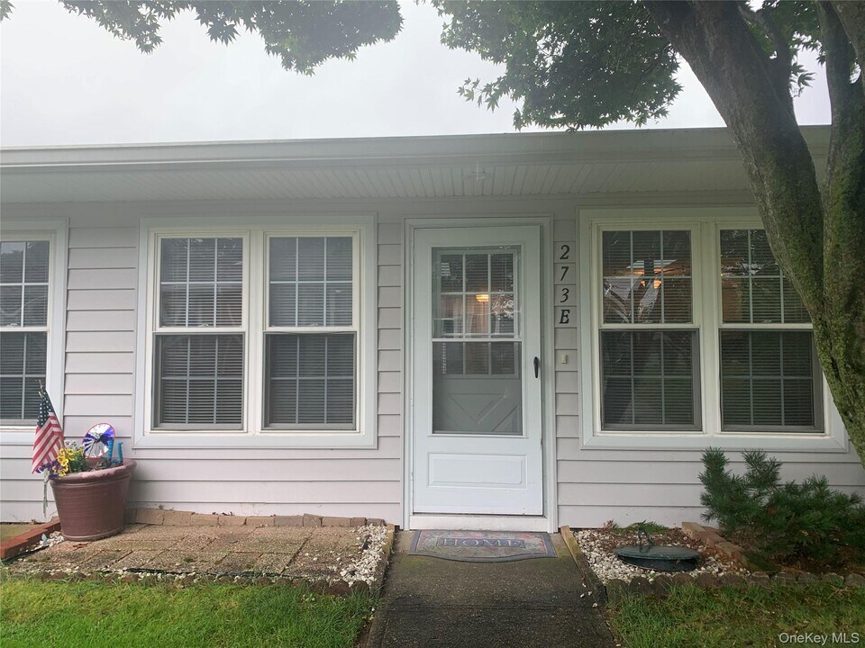 273 Berwick Ct in Ridge, NY - Building Photo