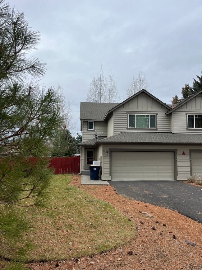 340 N Maple St in Sisters, OR - Building Photo - Building Photo