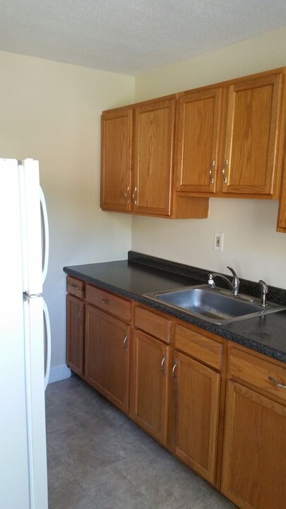 19 Mountain View Terrace in Winchester, CT - Building Photo