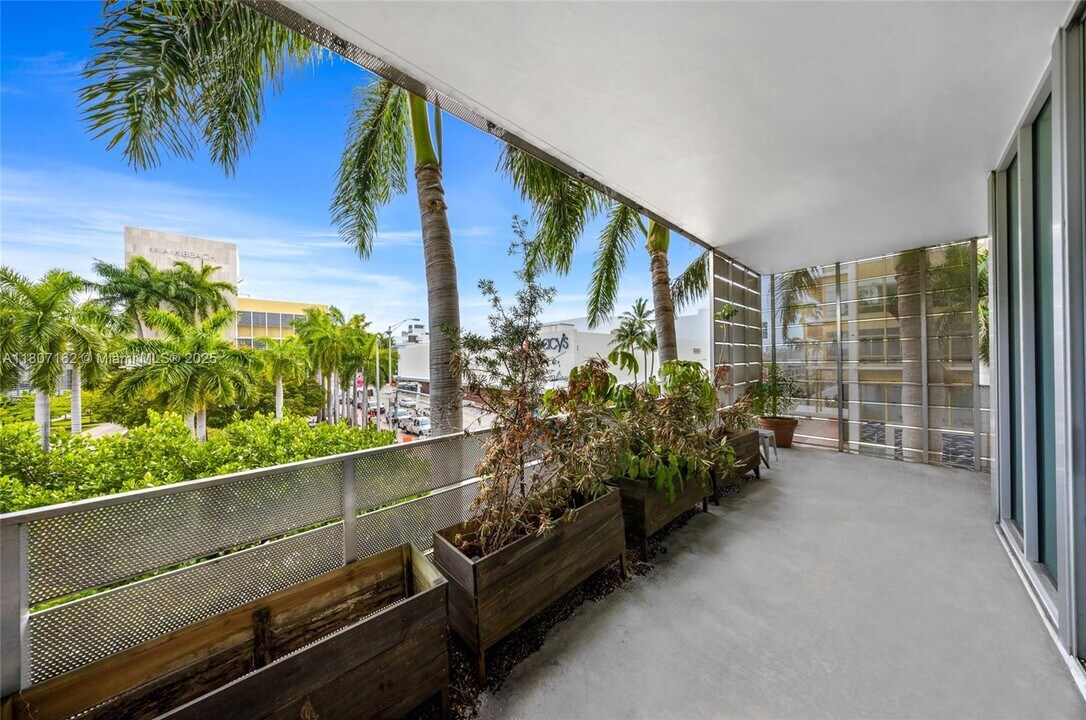 1700 Meridian Ave, Unit 301 in Miami Beach, FL - Building Photo