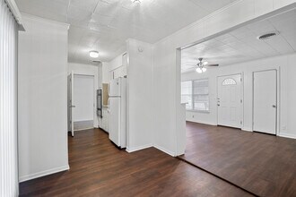 711 N Carroll Blvd in Denton, TX - Building Photo - Building Photo