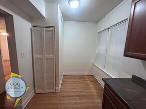2000 W Jarvis Ave in Chicago, IL - Building Photo - Building Photo