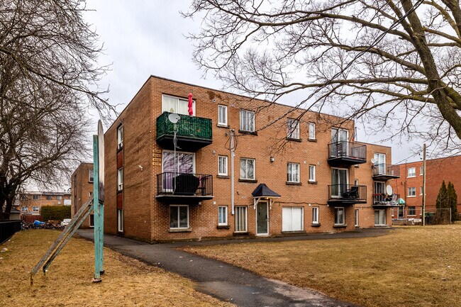 8341-8347 24E Av in Montréal, QC - Building Photo - Building Photo